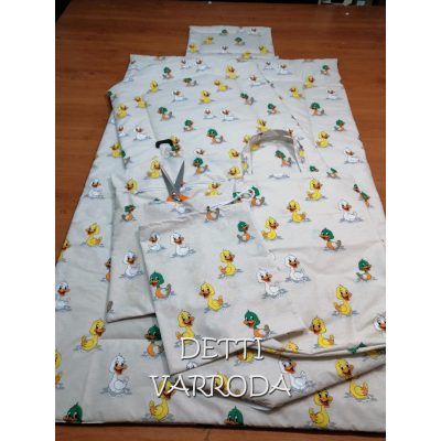   Kacsás - Ovis ágynemű garnitúra hozzá illő derékaljjal és vállfás oviszsákkal és tornazsákkal és ágyneműtartó zsákkal