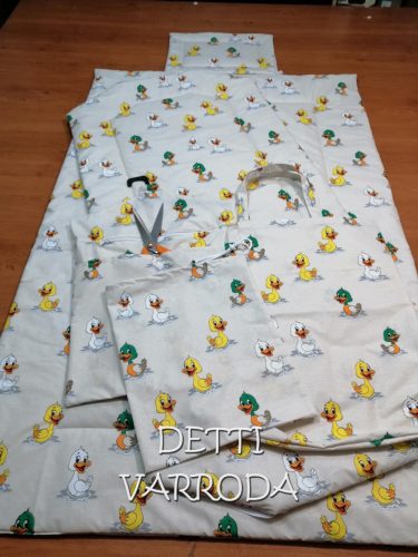 Kacsás - Ovis ágynemű garnitúra hozzá illő derékaljjal és vállfás oviszsákkal és tornazsákkal és ágyneműtartó zsákkal