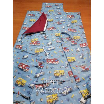   Rendőrségi és tűzoltós járművek - kék alapon - Ovis ágynemű garnitúra hozzá illő derékaljjal és vállfás oviszsákkal és tornazsákkal és ágyneműtartó zsákkal