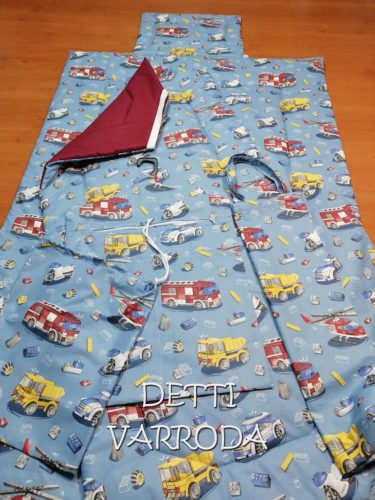 Rendőrségi és tűzoltós járművek - kék alapon - Ovis ágynemű garnitúra hozzá illő derékaljjal és vállfás oviszsákkal és tornazsákkal és ágyneműtartó zsákkal