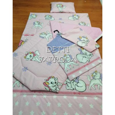   Marie cica csillagos - Ovis ágyneműgarnitúra hozzá illő derékaljjal és vállfás oviszsákkal és tornazsákkal