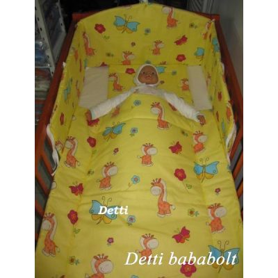   Zsiráf pillangóval -  Babaágynemű garnitúrák 3 részes (Párna, paplan, fejvédő)