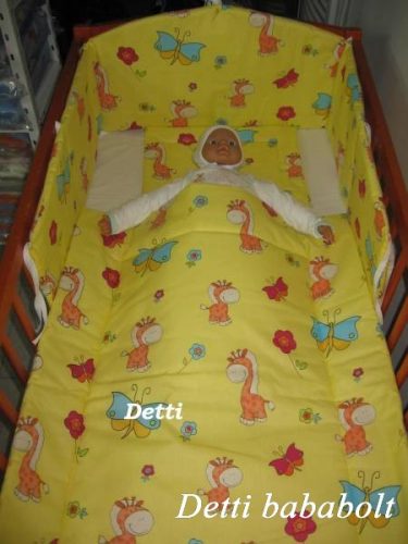 Zsiráf pillangóval -  Babaágynemű garnitúrák 3 részes (Párna, paplan, fejvédő)