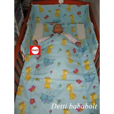   Zsiráf pillangóval -  Babaágynemű garnitúrák 3 részes (Párna, paplan, fejvédő)