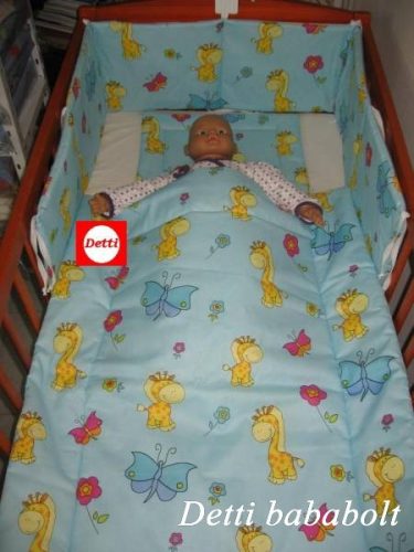 Zsiráf pillangóval -  Babaágynemű garnitúrák 3 részes (Párna, paplan, fejvédő)