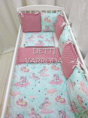 Unikornis felhőn - Minky babaágyneműk 8 részes (Paplan, párna és párnás rácsvédővel)