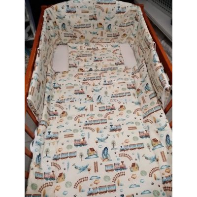  Vonatos repülős - fehér alapon -  Babaágynemű garnitúrák 3 részes (Párna, paplan, fejvédő)