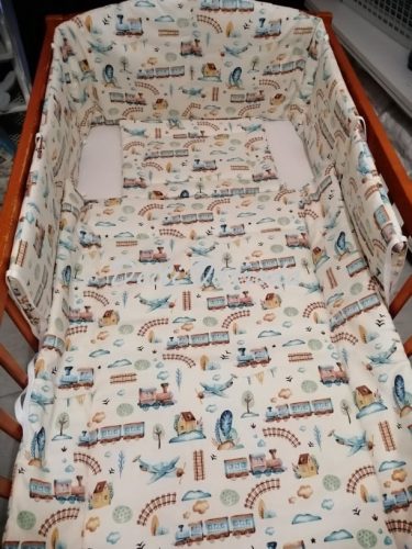 Vonatos repülős - fehér alapon -  Babaágynemű garnitúrák 3 részes (Párna, paplan, fejvédő)